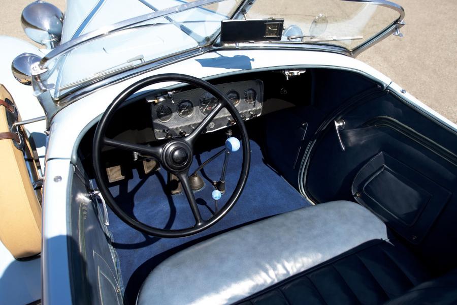 Интерьер Auburn 8-98 Boattail Speedster 1931 года  (фото 9 из 37)